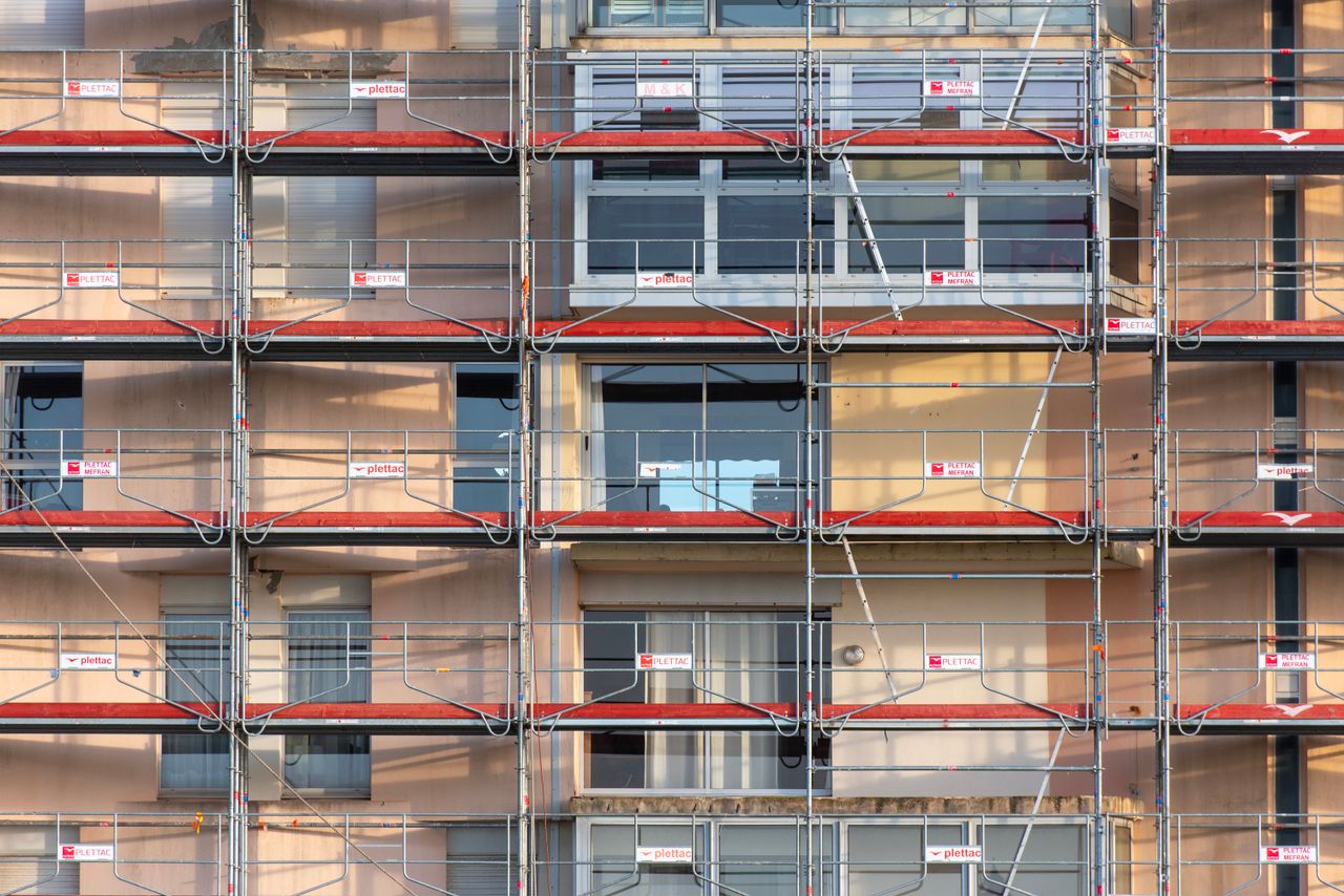 about-01 Scaffolding covers an urban building facade, capturing a construction site in detail.